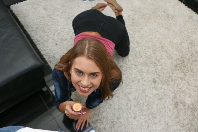 Jill Kassidy seduces repairman Ike Diezel into hot teen sex facial