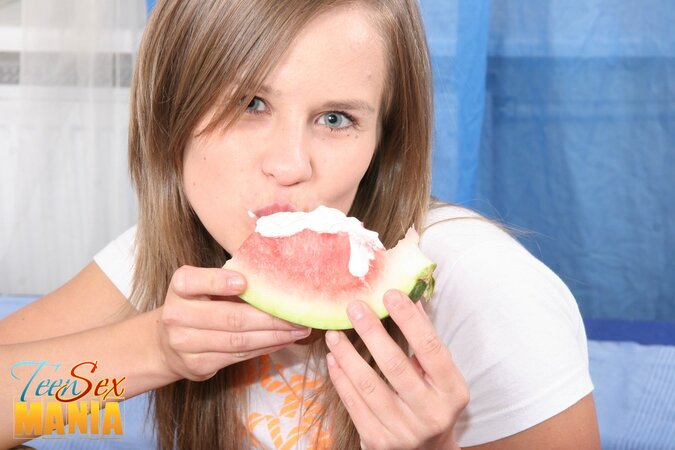 Anna Nikova loses outfit and gets fucked on bed