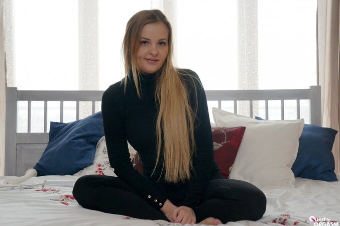 Candy Alexa toys her clit and vibrates herself to orgasm