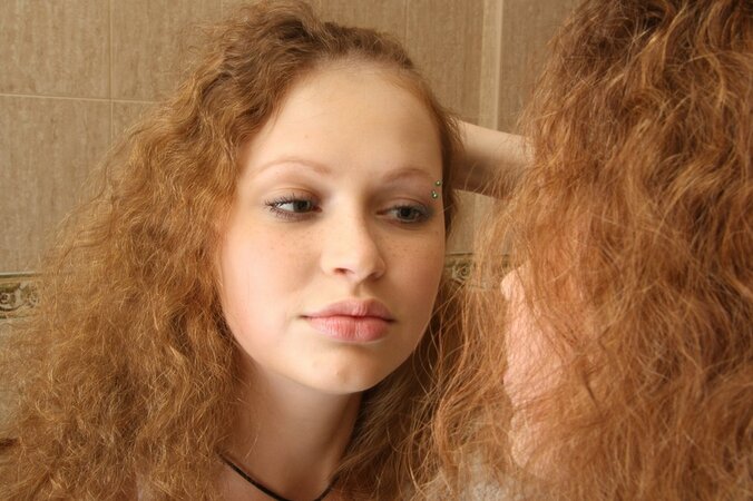 Frizzy-haired girl wants to show those panties and tease