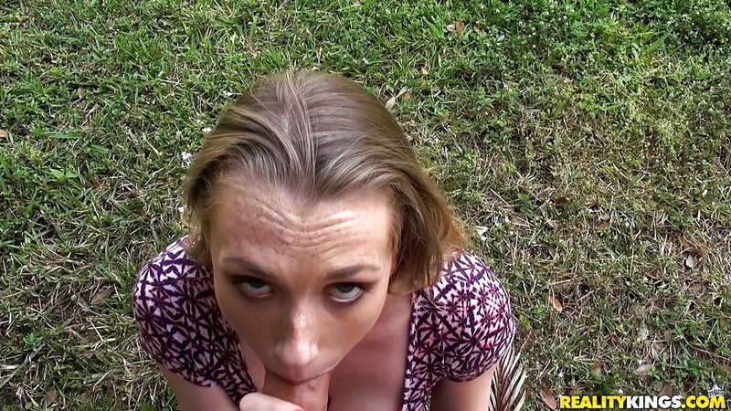 Raw oral with a horned-up girl who loves sucking outside