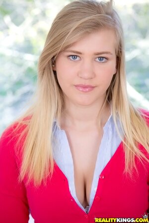 Blue-eyed college girl has juicy natural chest and can do the splits