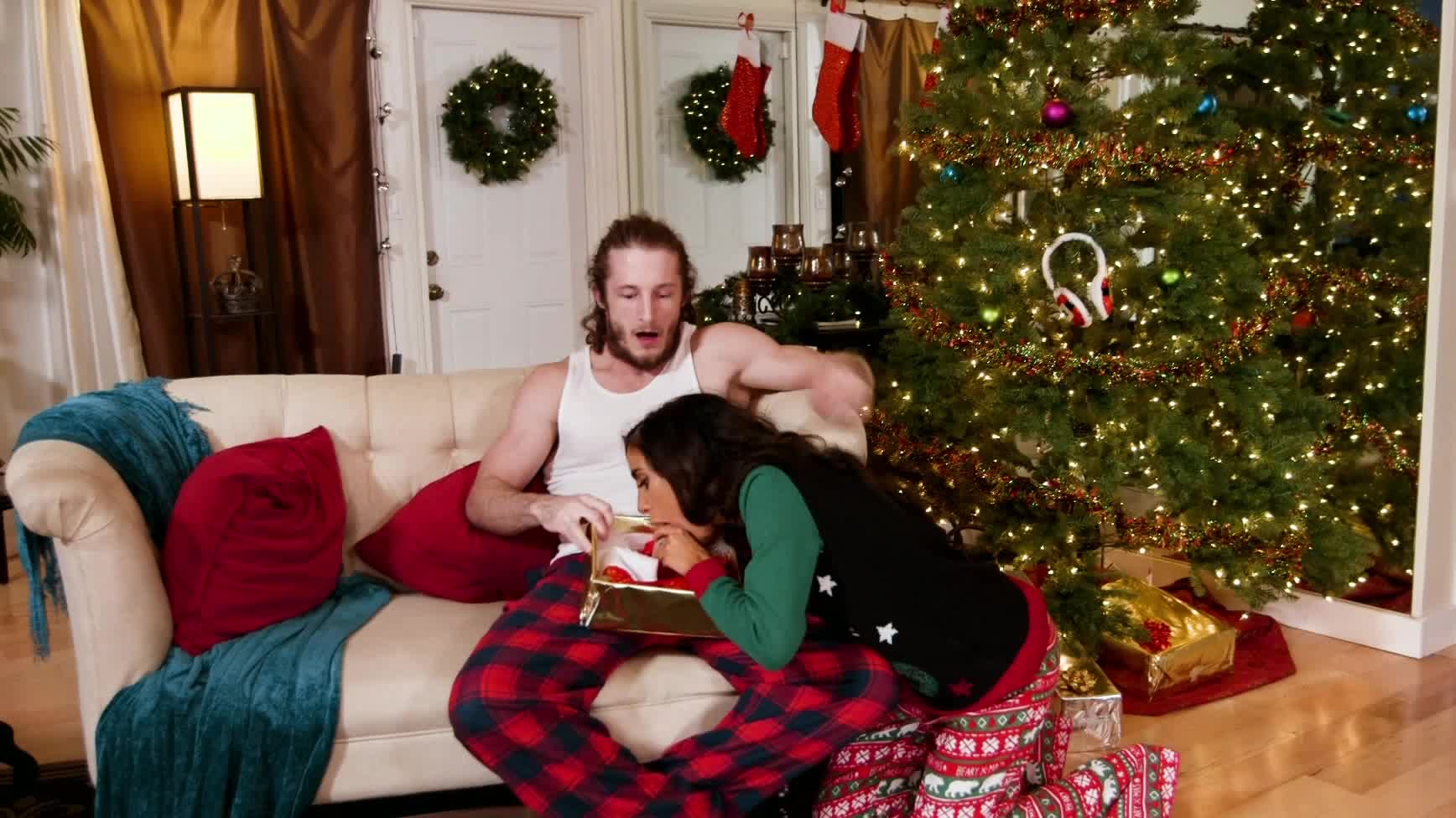 Man receives Christmas gift in form of two fresh pussies - SexVid.xxx